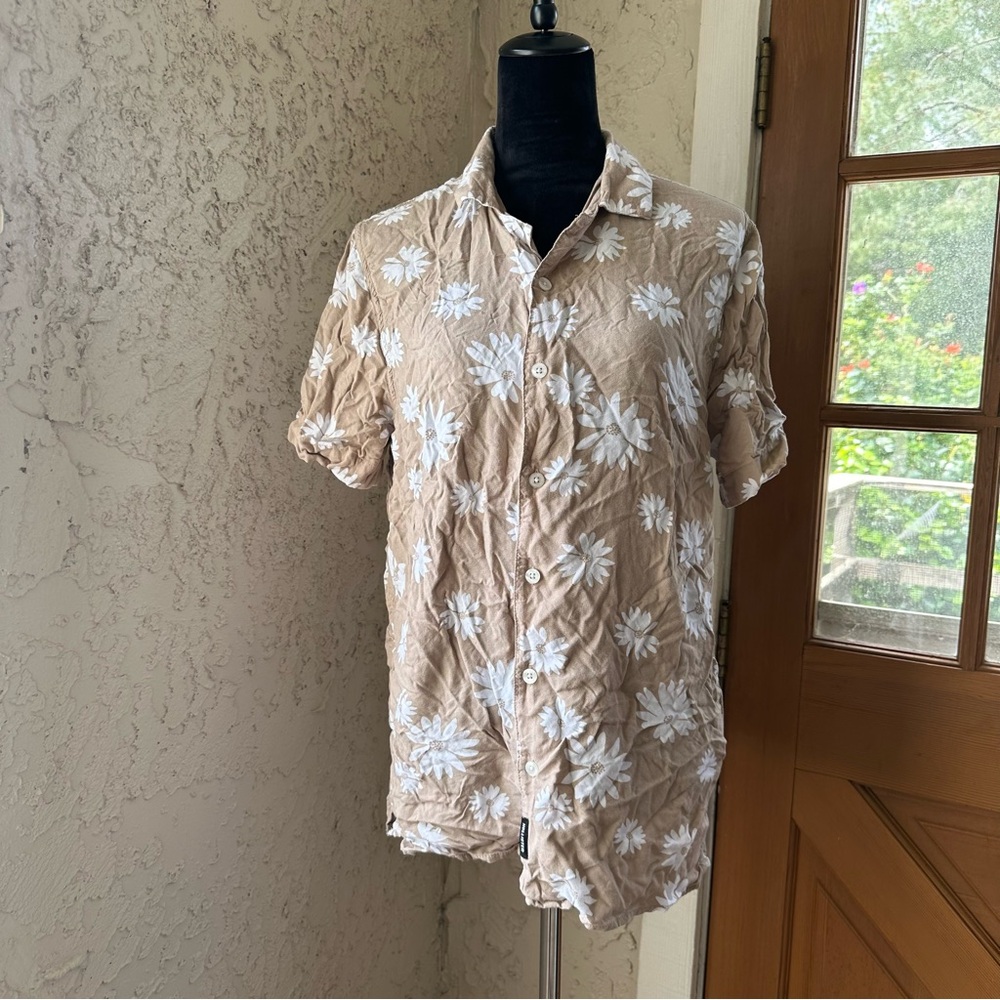 🦋 Hollister Size L Tan & White Floral Button Down Short Sleeve Shirt